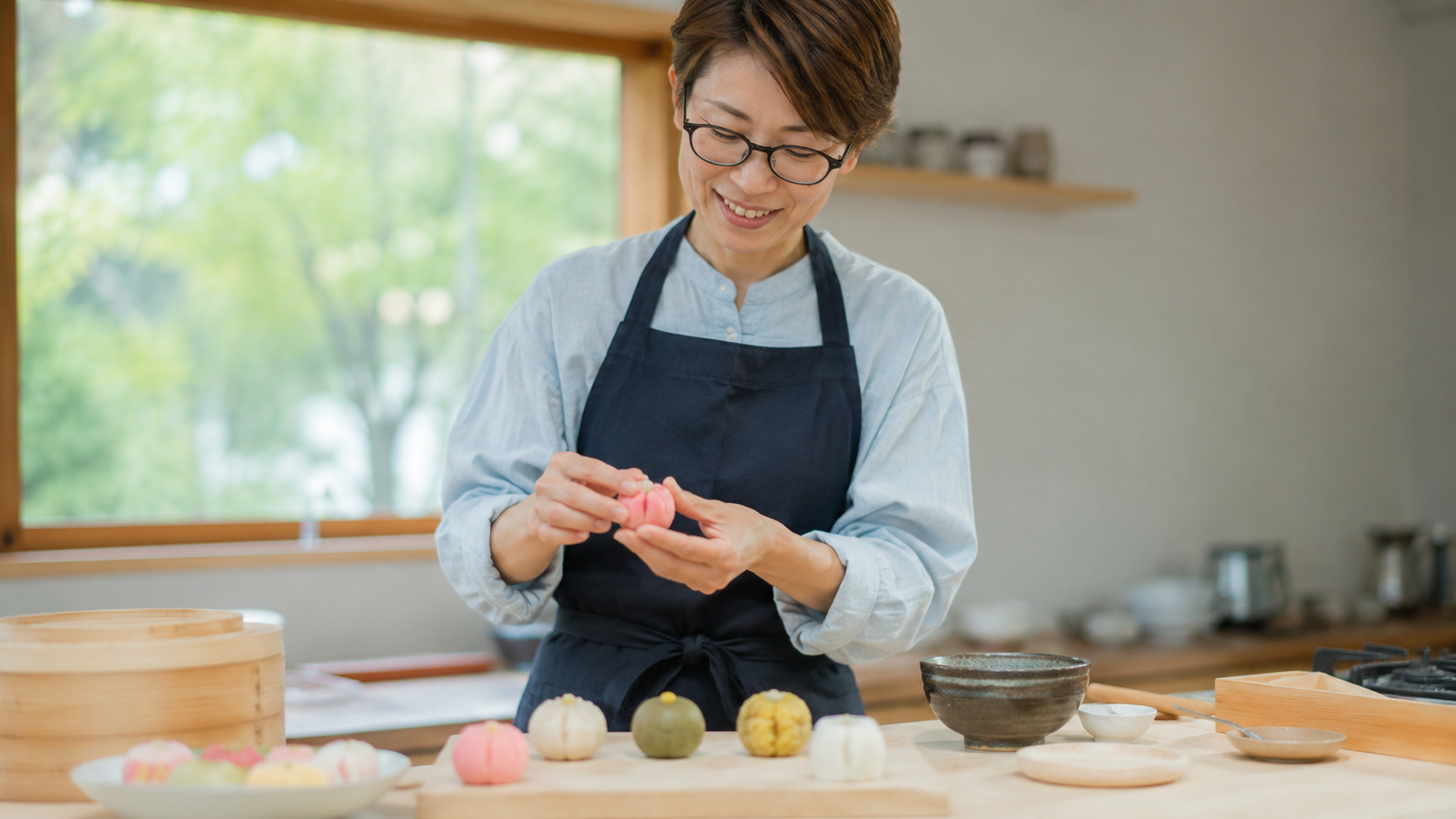 職人が和菓子を仕上げる手元